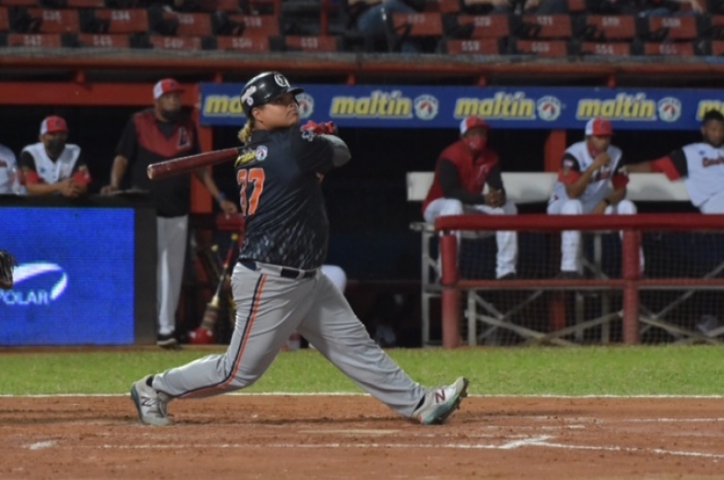 CAÍDA EN DUELO DE PITCHEO, SERIE IGUALADA 1-1