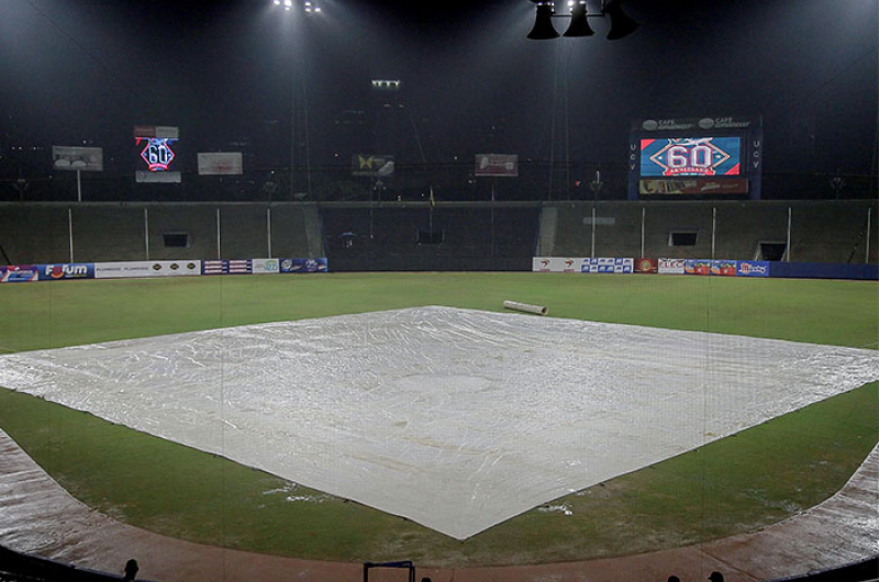 POSPUESTO POR LLUVIA EL CARIBES VS TIBURONES