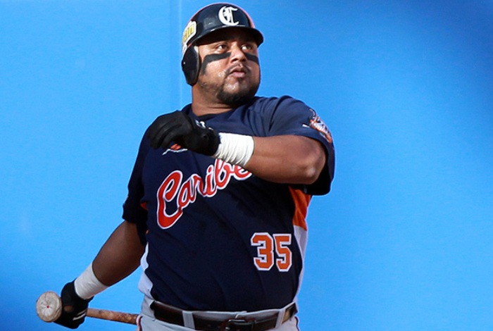 CARIBES FIRMA A LUIS JIMENEZ