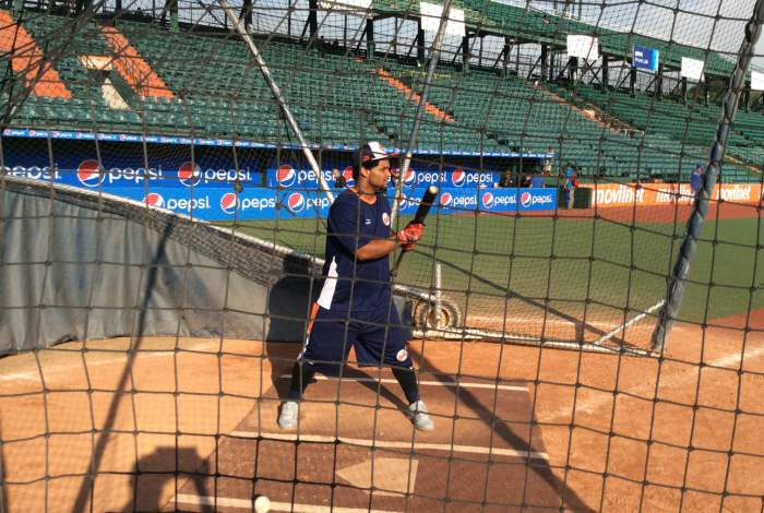 TOMAS TELIS SE PONE A TONO