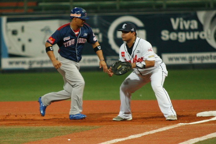 PITCHEO ESCUALO FRENÓ A LA TRIBU