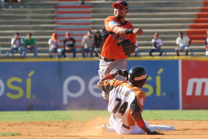 TRIBUNA CARIBE JUEGO #4 SERIE SEMIFINAL