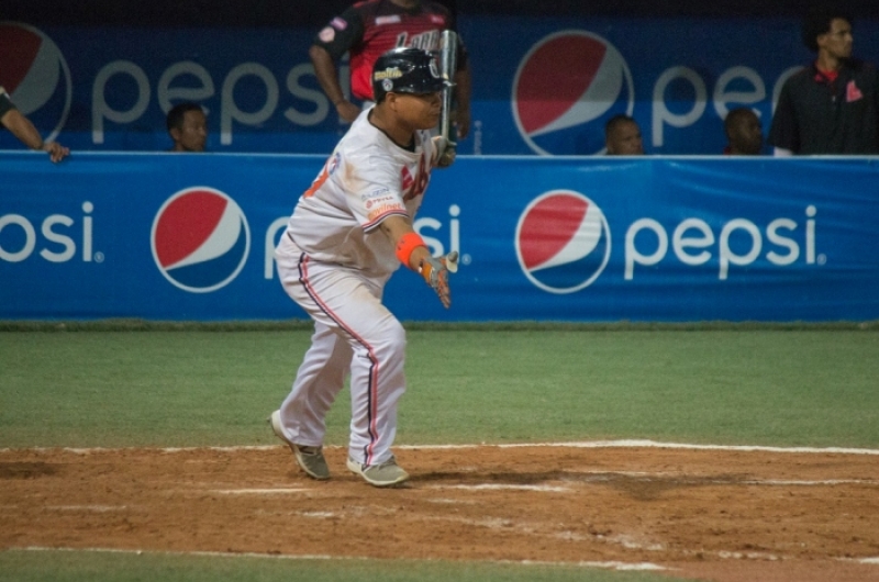 CARIBES NIVELA LA SERIE