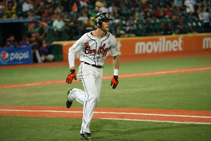 CASTILLO Y HAZELBAKER LIDERARON LA TRIBU