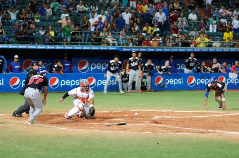 TIBURONES CORTÓ RACHA DE CARIBES